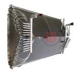 Evaporator industri vertikal dengan sirip logam dan rangka pelindung.